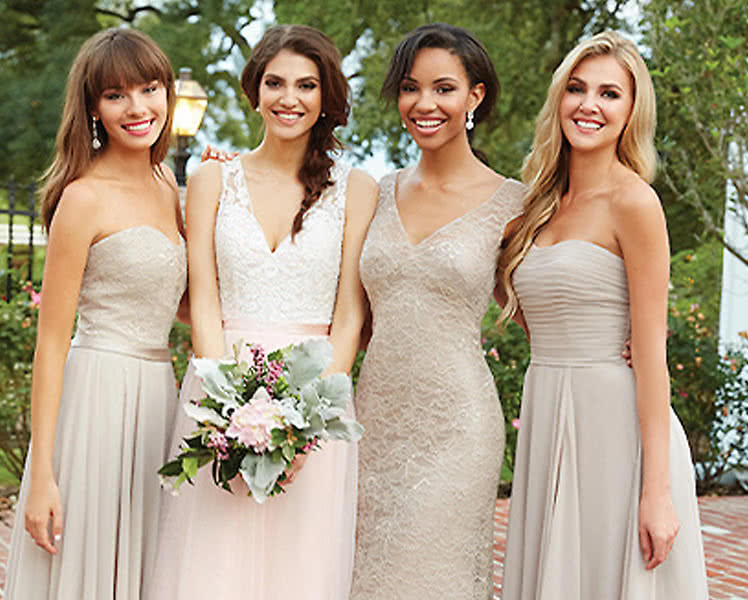 Идеи образов с платьями разного покроя для подружек невесты