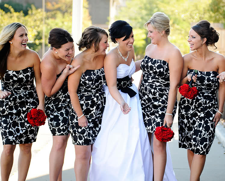 Черно-белые платья для подружек невесты, идеи и фото образов