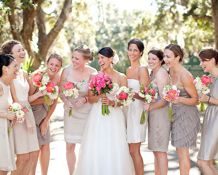 Подружки невесты в разных платьях