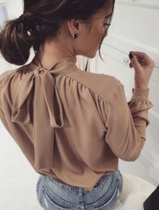 Классическая блуза с оригинальной спинкой цвета капучино