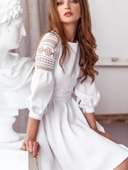 Короткое нарядное белое платье с кружевом и объёмным рукавом, фото 1