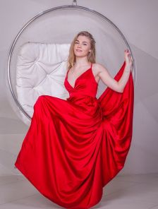 Елегантное шелковое длинное красное платье на тонких бретелях