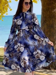 Красивое нарядное синее платье с цветочным принтом