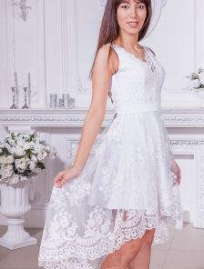 Белое кружевное ассиметричное платье с V-образным вырезом