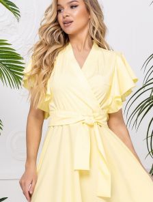 Летнее нарядное желтое платье миди под пояс с рюшами