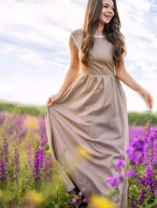 Светлое летнее длинное платье из льна