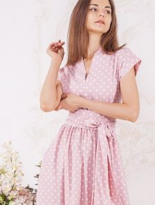 Розовое длинное платье в горох на короткий рукав