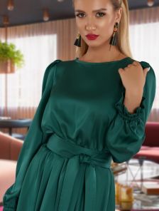 Короткое шелковое зеленое нарядное платье под пояс