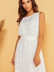 Длинное платье в белом цвете