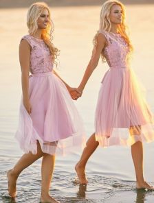 Короткое коктейльное платье розового цвета с фатиновой юбкой