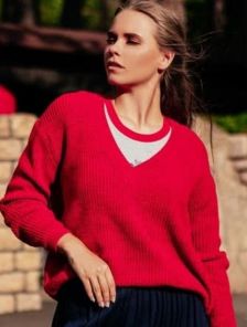 Пуловер красного цвета с V-образным вырезом