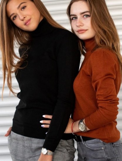 Однотонный базовый черный гольф с горловиной, фото 1