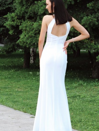 Длинное летнее белое вечернее платье с открытыми плечами и разрезом, фото 1