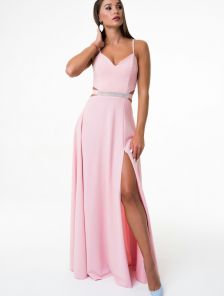 Пудровое вечернее длинное платье с красивым разрезом и открытыми плечами