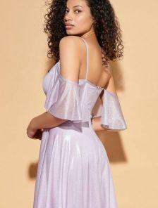 Нарядное лиловое блестящее платье в пол на тонких бретелях 