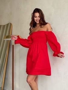 Летнее льняное красное платье с открытыми плечами и просторной юбкой