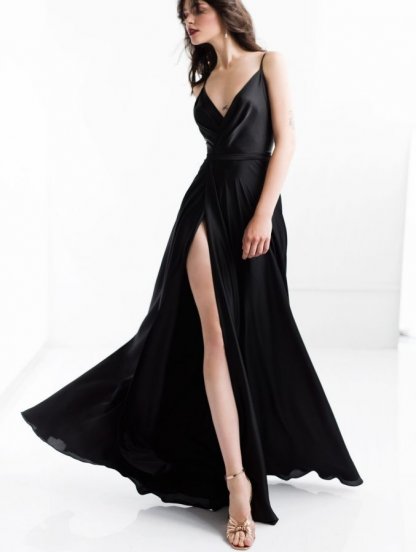 Вечернее черное длинное платье на тонких бретелях, фото 1
