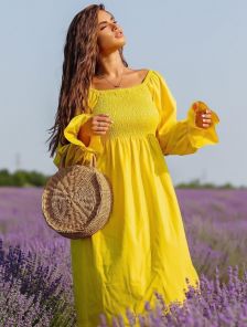 Летнее желтое льняное короткое платье с открытыми плечами 
