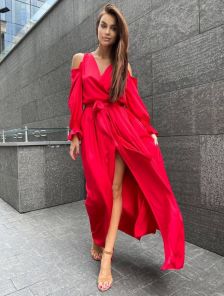 Красное длинное платье из шелка с открытыми плечами