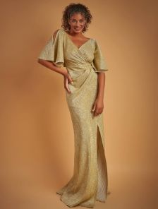 Длинное нарядное золотистое блестящее платье с разрезом