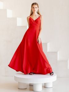 Красное длинное вечернее платье на бретелях с вырезом на спине