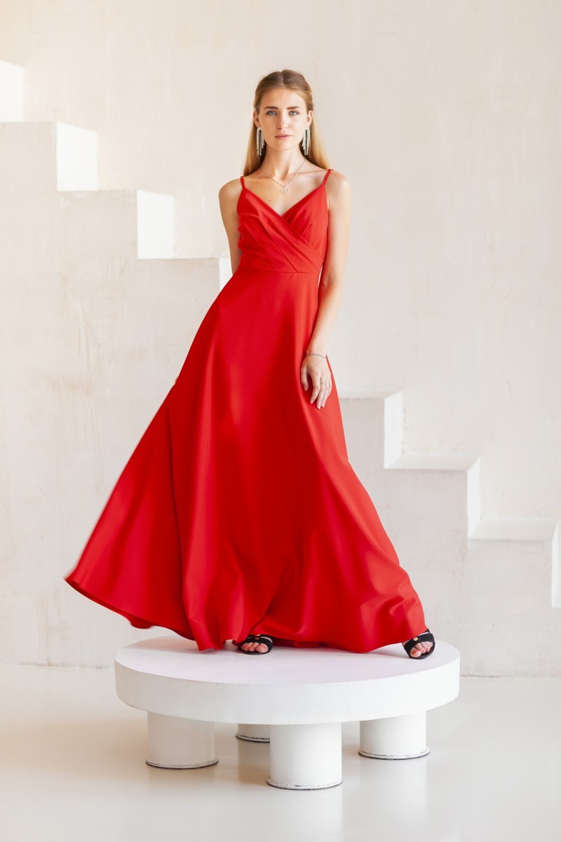 Червоне довге вечірнє плаття на бретелях з вирізом на спині