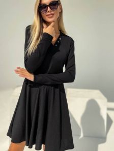 Короткое черное платье с пышной юбкой со вставленными клиньями