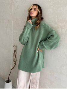 Теплый вязаный стильный свитер мятного цвета с горловиной