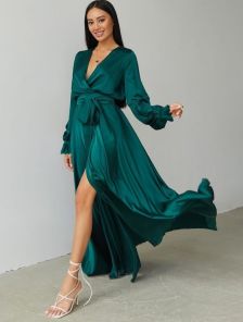 Длинное зеленое нарядное платье с длинным рукавом
