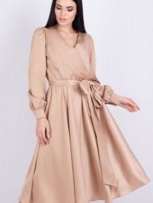 Нарядное бежевое шелковое платье миди на длинный рукав