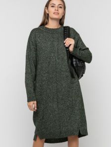 Теплое свободное вязаное платье до колен зеленого цвета