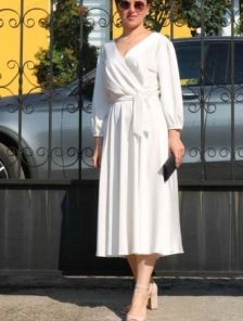 Белое атласное платье миди больших размеров