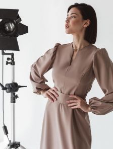 Платье ниже колен с поясом бежевого цвета