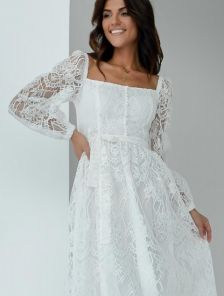 Белое кружевное платье с кружевным вырезом и на длинный рукав