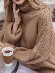 Теплый вязаный свитер белого цвета с горловиной