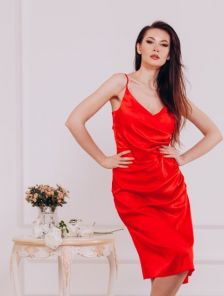 Вечернее атласное короткое красное платье с декольте