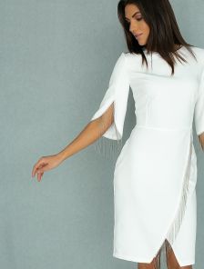 Элегантное нарядное белое платье с бахрамой