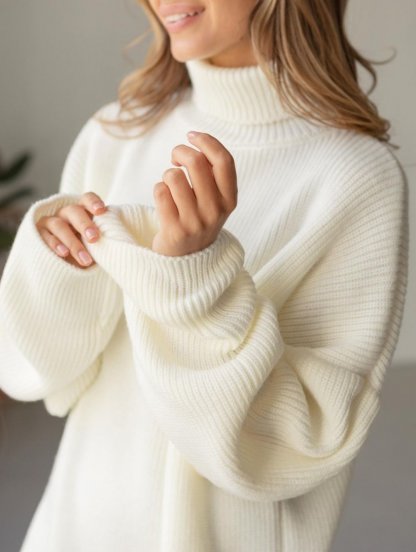 Теплый вязаный стильный свитер молочного цвета с горловиной, фото 1