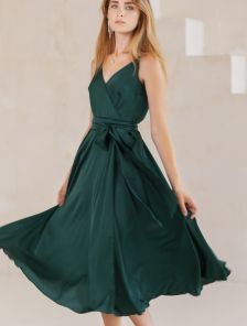 Зеленое легкое платье миди на бретелях