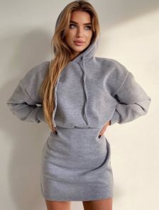 Стильное короткое платье с капюшоном