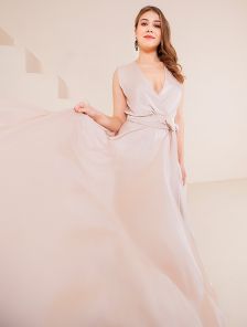 Вечернее светлое пудровое шелковое платье в пол с разрезом