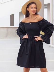 Черное летнее льняное платье с открытыми плечами и просторной юбкой