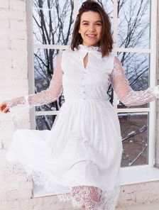 Белое кружевное короткое платье на длинный рукав