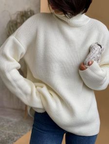 Теплый вязаный стильный свитер молочного цвета с горловиной