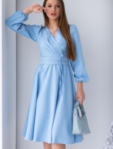 Платье ниже колен с поясом голубого цвета