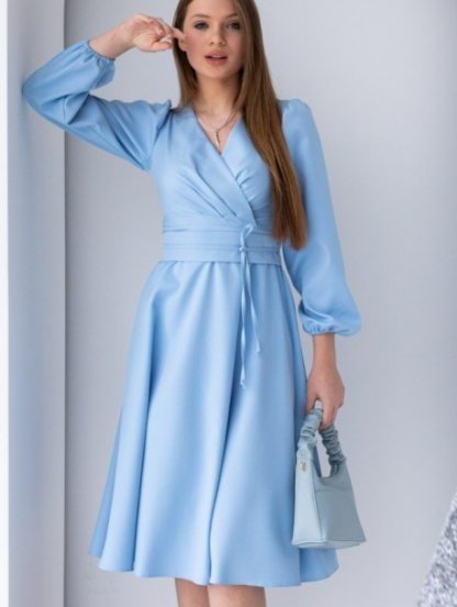 Платье ниже колен с поясом голубого цвета, фото 1