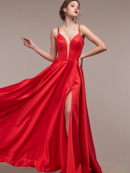 Нарядное длинное красное платье на бретельках с глубоким декольте и накидкой, фото 1