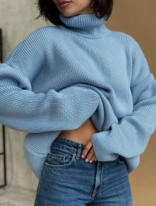 Теплый вязаный стильный свитер голубого цвета с горловиной