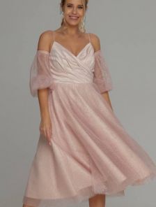 Светлое розовое платье с открытыми плечами и сьемным рукавом