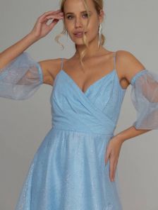 Светлое голубое платье с открытыми плечами и сьемным рукавом